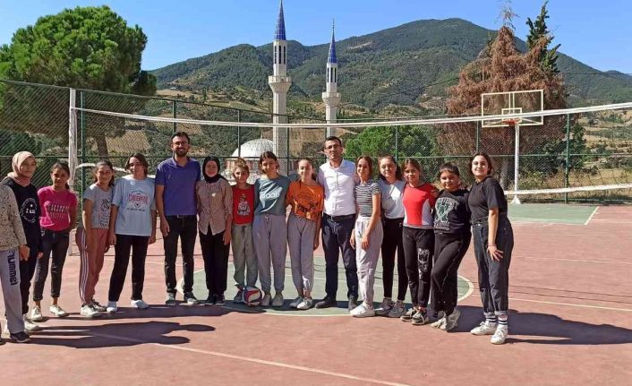 İlçe Milli Eğitim Müdürü çocuklarla voleybol oynadı