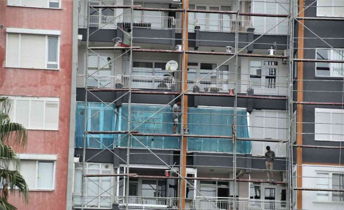 İnşaat işçilerinin 15 katlı binada güvenlik önlemi olmadan çalışmaları yürekleri ağza getirdi