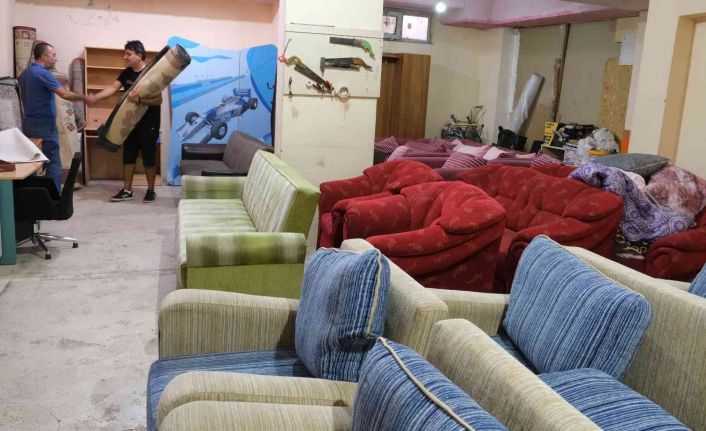 İş yerlerini ikinci el eşyalarla doldurdular, öğrencilerin kente gelmesini beklemeye başladılar