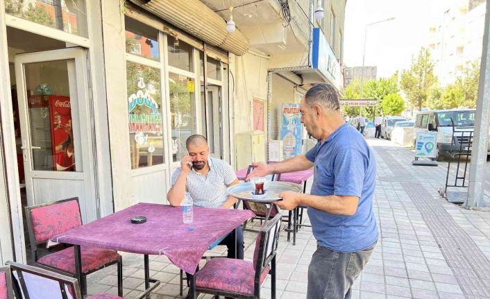 İşitme ve konuşma engelli adam 40 yıldır kıraathanelerde çalışarak ailesini geçindiriyor