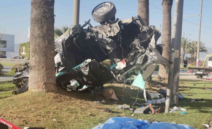 İzmir’de bariyerleri aşıp ağaca çarpan araç hurdaya döndü: 2 ölü, 1 yaralı