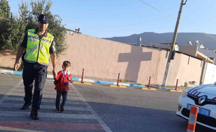 İzmir’de jandarmadan okul ve çevresi denetimi