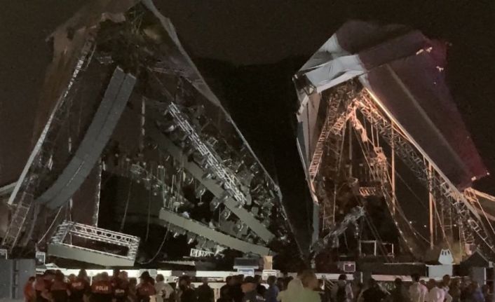 İzmir’de kurtuluş yıl dönümü için hazırlanan platform çöktü: 1 kişi yaralandı