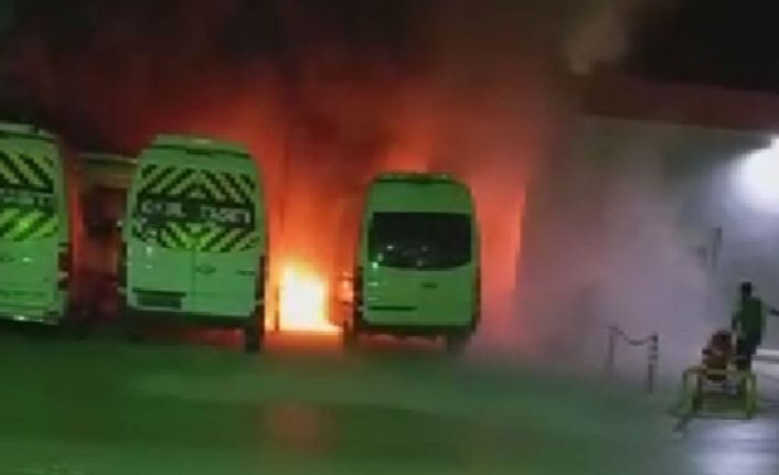 İzmir’de panik anları: Akaryakıt istasyonunun yanında bulunan minibüs alev alev yandı