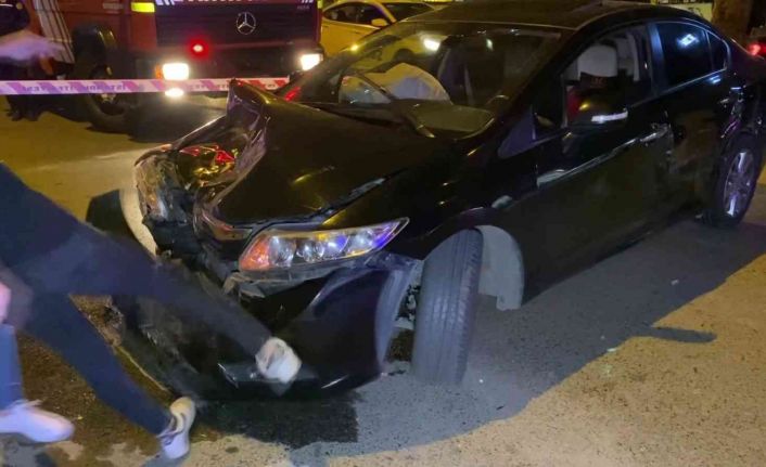 Kadıköy’de otomobil yolcu alan taksiye çarptı, öfkelenen sürücü kendi aracını tekmeledi