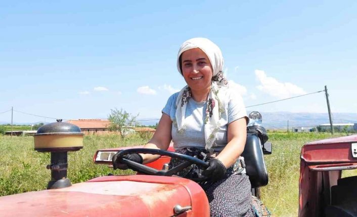 Kadın diş hekimi baba mesleklerini hem klinikte hem de tarlada sürdürüyor