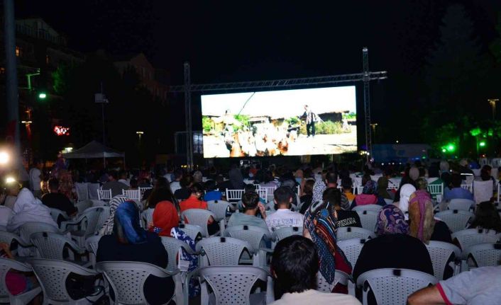 Kahramankazan’da çocuklara açık havada sinema keyfi