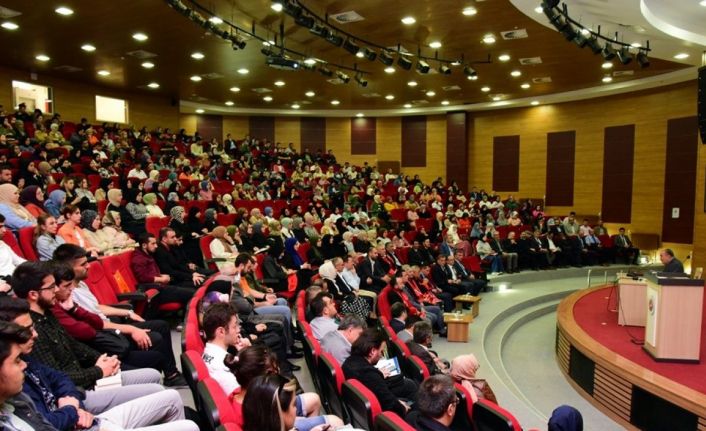 Kastamonu Üniversitesi’nde İlahiyat Fakültesi öğrencilerine yılın ilk dersini Prof. Dr. Fayda verdi