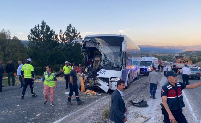 Kastamonu’da yolcu otobüsü ile traktör çarpıştı: Ölü ve yaralılar var