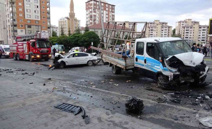 Kayseri’de 3 araç çarpıştı, ortalık savaş alanına döndü: 1’i ağır 3 yaralı