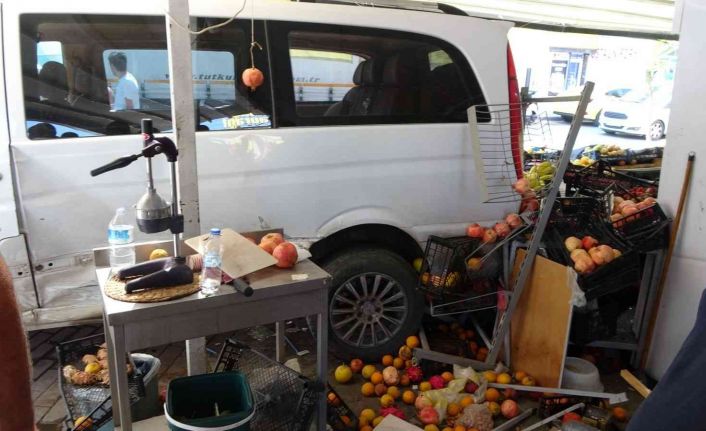 Kazaya karışan panelvan manav tezgahına daldı, 3 kişi ölümden kıl payı kurtuldu