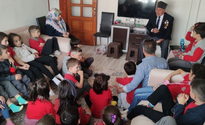 Kıbrıs gazisinden evde öğrencilere barış dersi: "Türk askeri her yere sevgiyi ve barışı götürür”