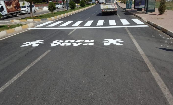 Kilis’te yaya geçidi çizgileri boyanıyor