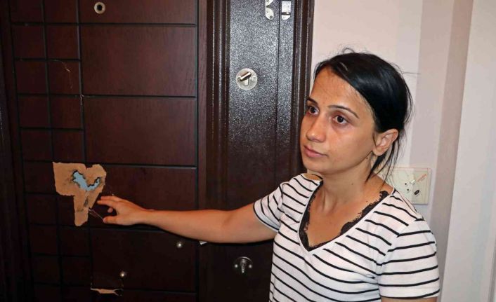 Kiracı kadın, evinin boşaltılmasını isteyen ev sahibi tarafından kapısının baltayla kırıldığını iddia etti