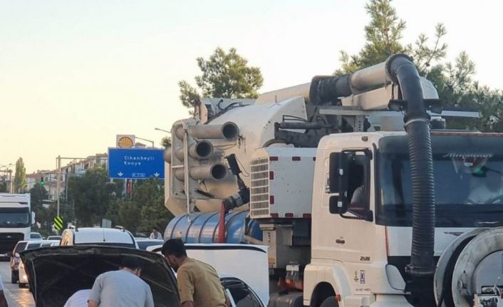 Kırmızı ışıkta bekleyen aracın motor kısmında çıkan yangını vatandaşlar söndürdü