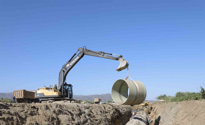 Koçarlı’daki sulama inşaatında dev borular döşeniyor