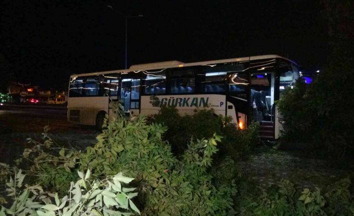 Kontrolden çıkan işçi servisi ağaçlara çarparak durabildi