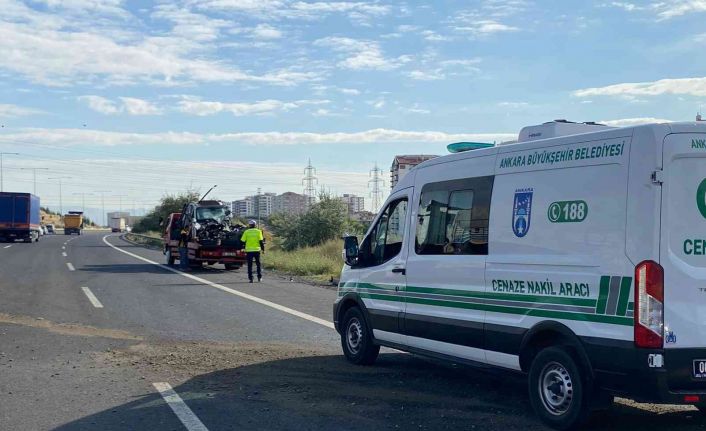 Kontrolden çıkan otomobil trafik levhasına çarptı: 1 ölü 2 yaralı