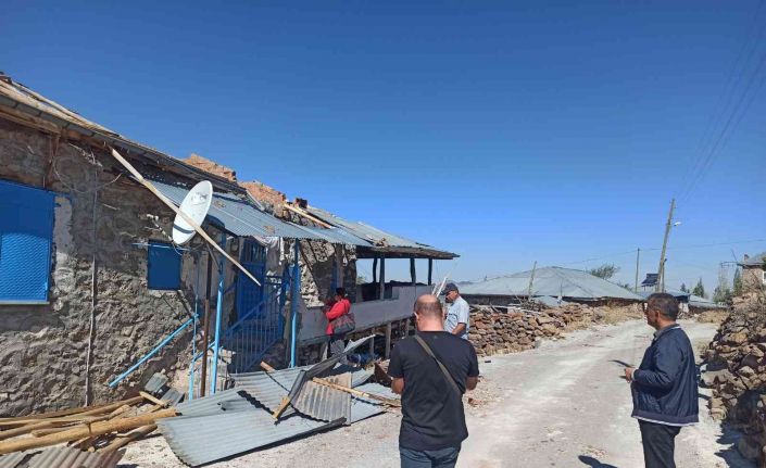 Konya’da şiddetli rüzgarda çatıları hasar gören evler için çalışma başlatıldı
