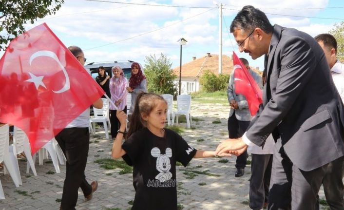 Köy gençleri ve çocukları, Vali Çelik’i Türk bayraklarıyla karşıladı