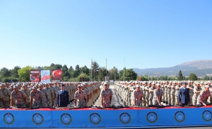 Kütahya’da acemi eğitimlerini tamamlayan 797 er yemin etti