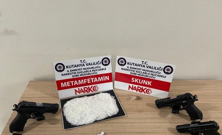 Kütahya’da araçlarında uyuşturucu ve 4 tabanca ile yakalanan iki kişi tutuklandı