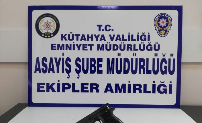 Kütahya’da iki şahsın üzerinde ruhsatsız tabanca ve pompalı tüfek ele geçirildi