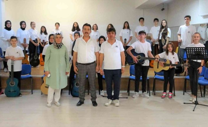 Kütahya’da ’Okullar hayat bulsun’ projesi çerçevesinde açılan gitar kursu final konseri ile sona erdi