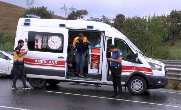 Kuzey Marmara Otoyolu’nda ıslak zeminde kontrolden çıkan araç takla attı: 1 yaralı