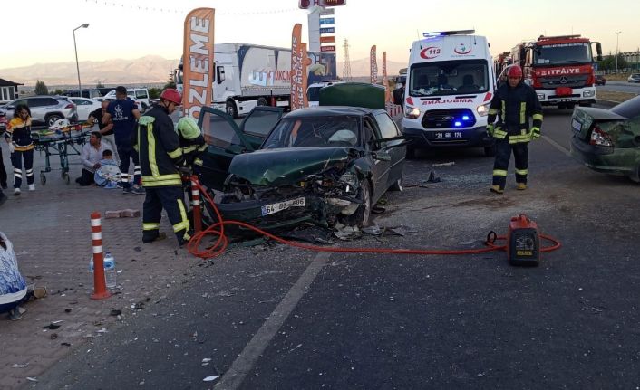 Lastiği patlayan otomobil karşı şeride geçip dehşet saçtı: 1 bebek öldü, 3’ü çocuk 9 kişi yaralandı