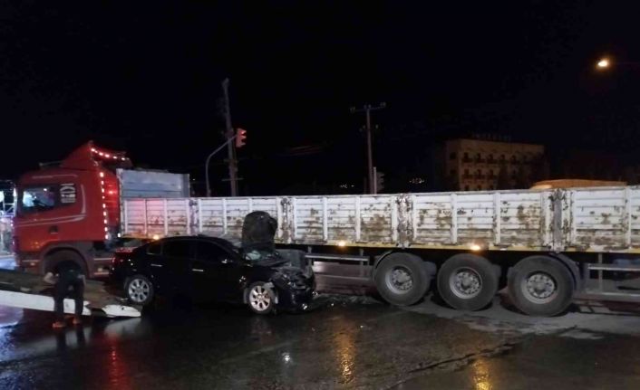 Manisa’da tır ile otomobil çarpıştı: Otomobilde bulunan 6 kişi ölümden döndü