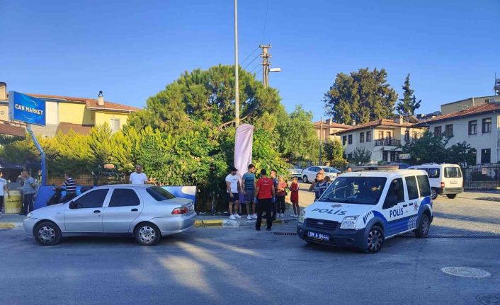 Marketteki kediye şiddet uyguladığı ileri sürülen bir kişi kendisine müdahale eden 2 kişiyi bıçakla yaraladı