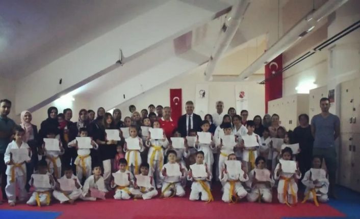 Minik tekvandocuların sertifika sevinci