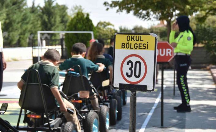 Mobil Trafik Eğitim Tırı ile ilkokul öğrencileri trafik bilinci kazanıyor
