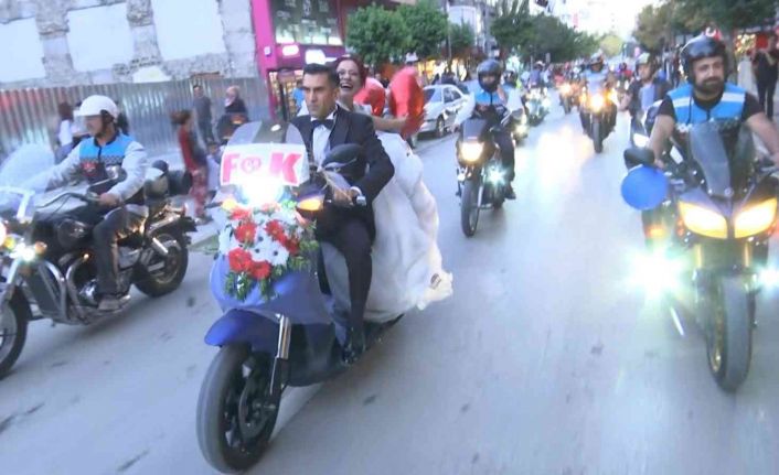 Motor tutkunu damadın gelin arabası da motosiklet oldu, görenler şaşırdı