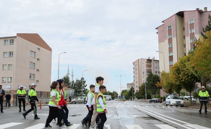 Öğrencilerin güvenliği için trafik işaretleri yenilendi