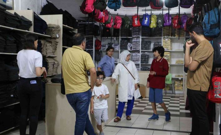 Okulların açılmasına günler kala üniformalar raflarda yerini aldı