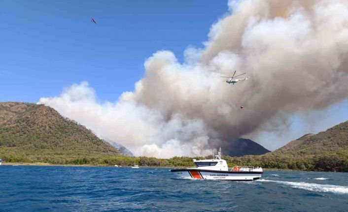 Orman yangını için uçak ve helikopterlerin su aldığı bölge deniz trafiğine kapatıldı