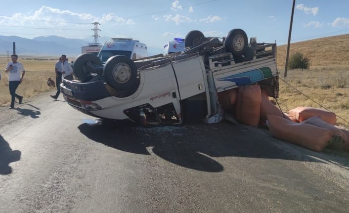 Ot yüklü kamyonet yan yattı: 5 yaralı