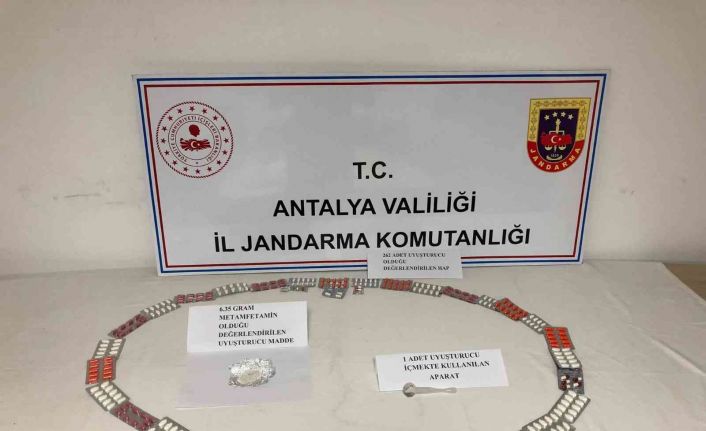 Otobüsteki yolcunun üzerinden farklı renklerde 262 adet uyuşturucu hap çıktı