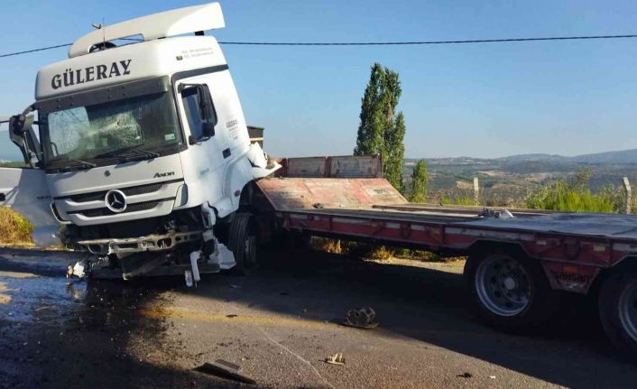 Otomobil ile tır çarpıştı, yol trafiğe kapandı