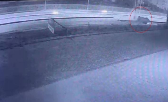 Otomobilin takla atması sonucu 6 gencin yaralandığı kaza kamerada