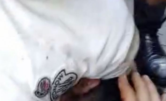 (ÖZEL) Eminönü’nde taciz iddiası ortalığı karıştırdı; kadınlar yakalanan tacizciyi yerde tekmeledi