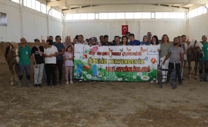 Özel gereksinimli çocuklar ilk kez ata binmenin heyecanını yaşadı