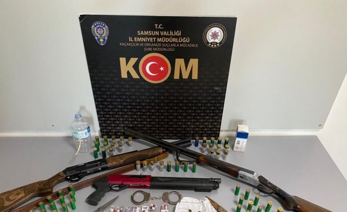 Polis silah, kelepçe ve uyuşturucu ele geçirdi: 2 gözaltı