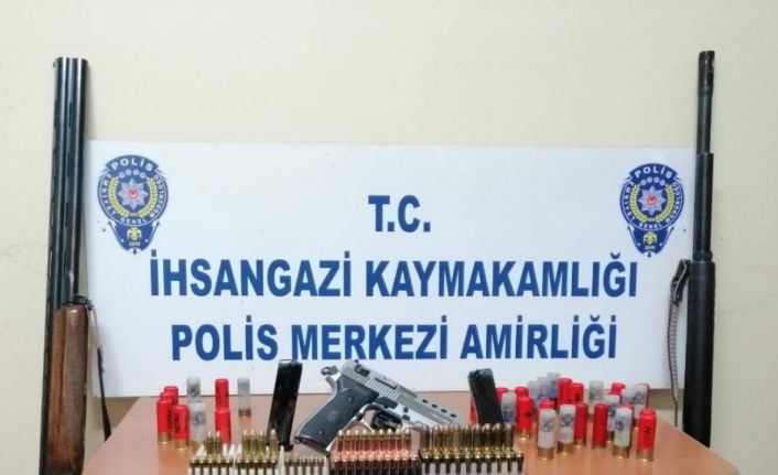 Polisin arama yaptığı ev ve araçta 3 adet ruhsatsız silah ele geçirildi: 1 gözaltı