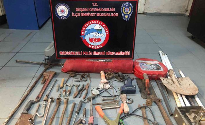Polisten kaçan şüphelilerin çuvalından demir malzemeler çıktı