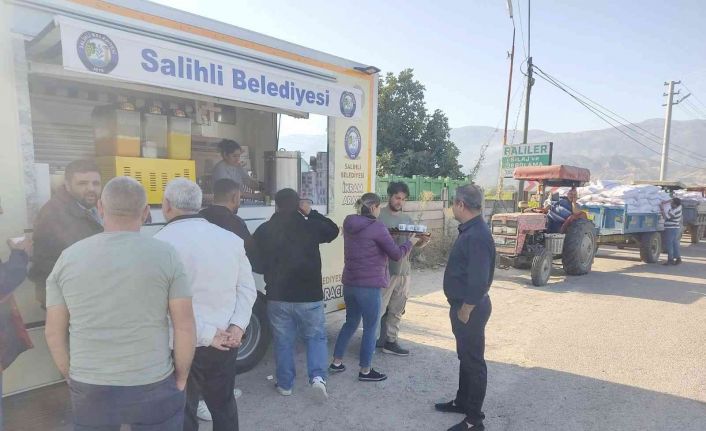 Salihli ‘de üzüm sırası bekleyen çiftçilere çorba ve çay ikramı