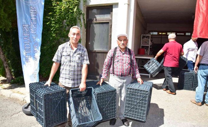 Salihli’deki üreticilere 4 bin 600 adet zeytin kasası dağıtıldı