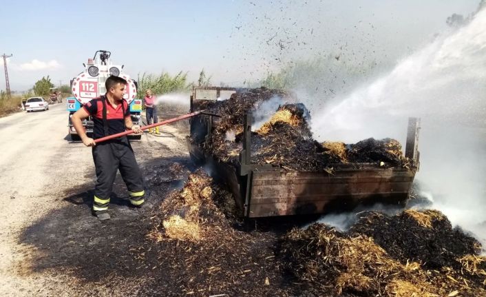 Saman yüklü traktör römorku yandı